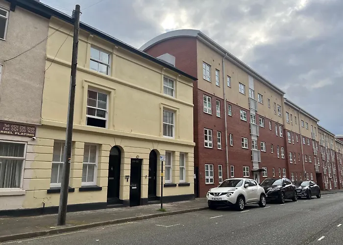 Central Spacious Quirky Apartment In Birmingham With Free Wi-Fi, Parking